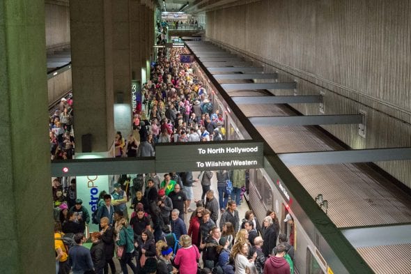 592,000 abordaron Metro para ir a la Marcha de las Mujeres en L.A.