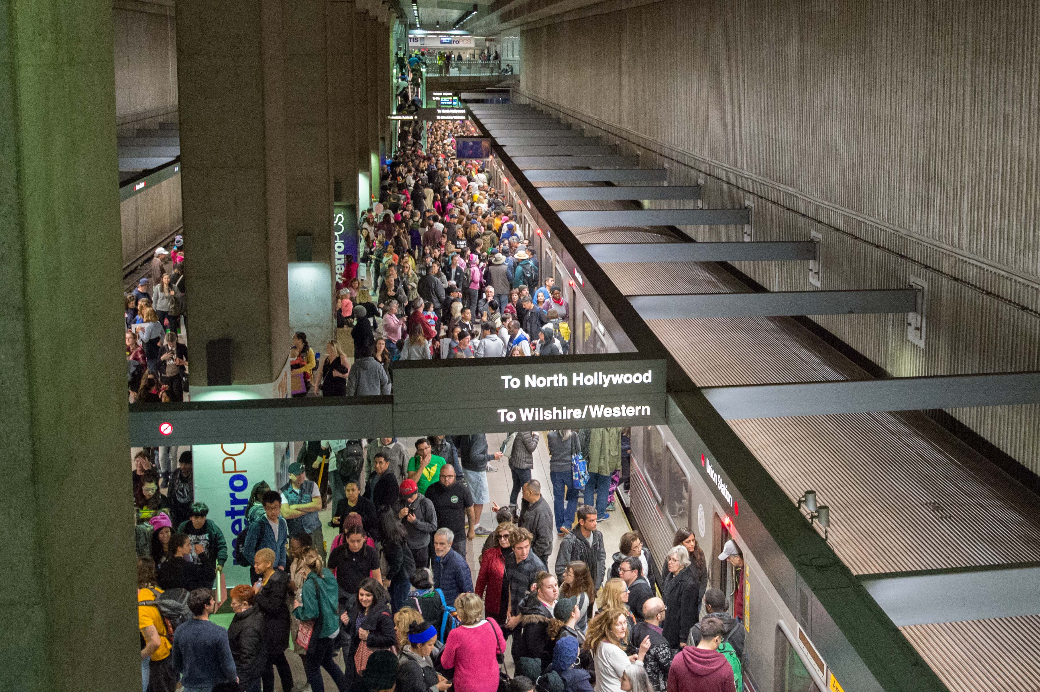 592,000 abordaron Metro para ir a la Marcha de las Mujeres en L.A.