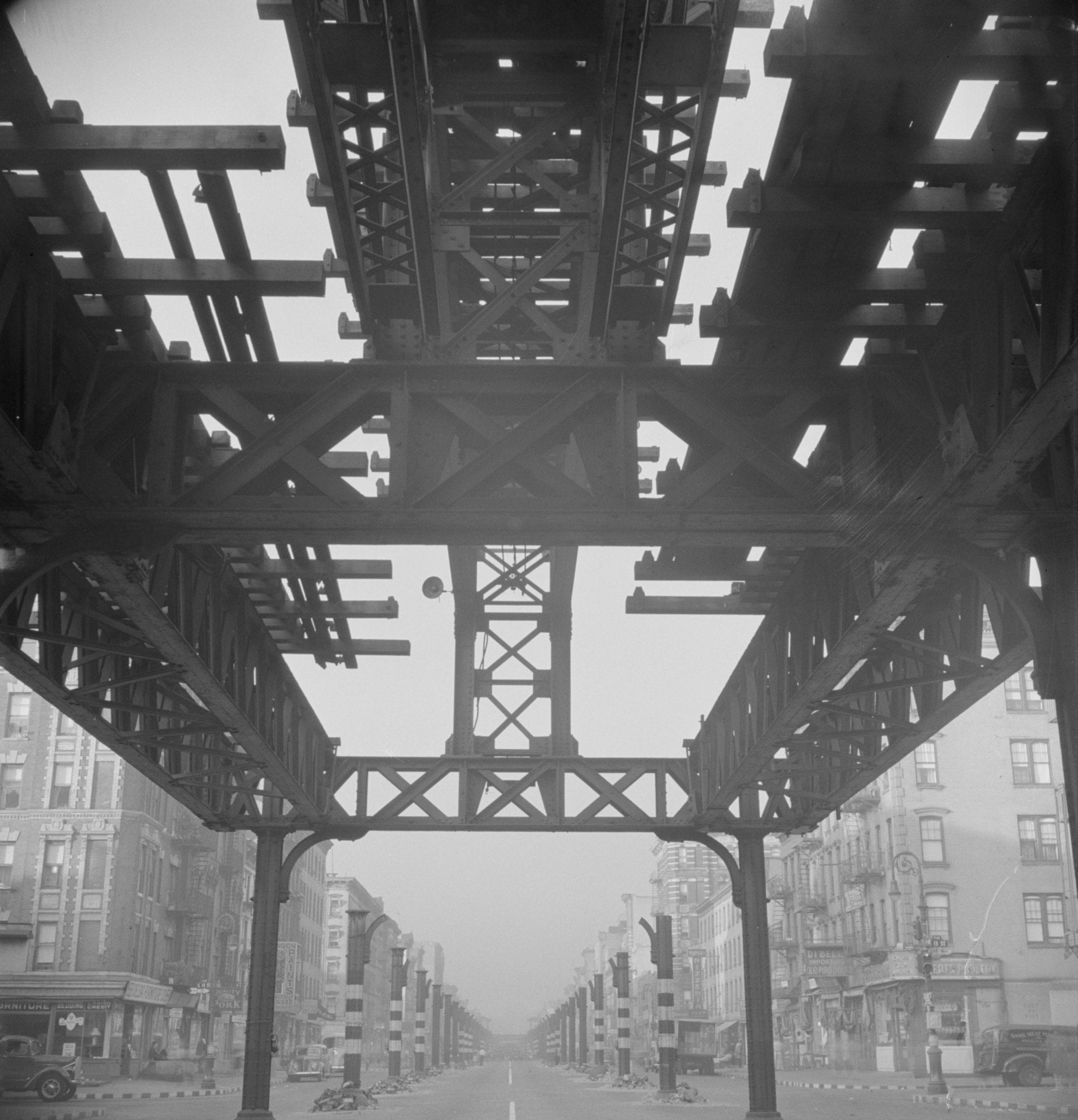 Las vías originales del tren en Second Avenue, en Manhattan, se demolieron en 1942. Foto: Wikimedia Commons.