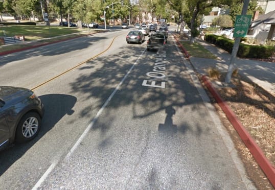 Vía de Pasadena con letrero para ciclistas.
