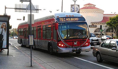 Autobús rápido en Wilshire Boulevard.