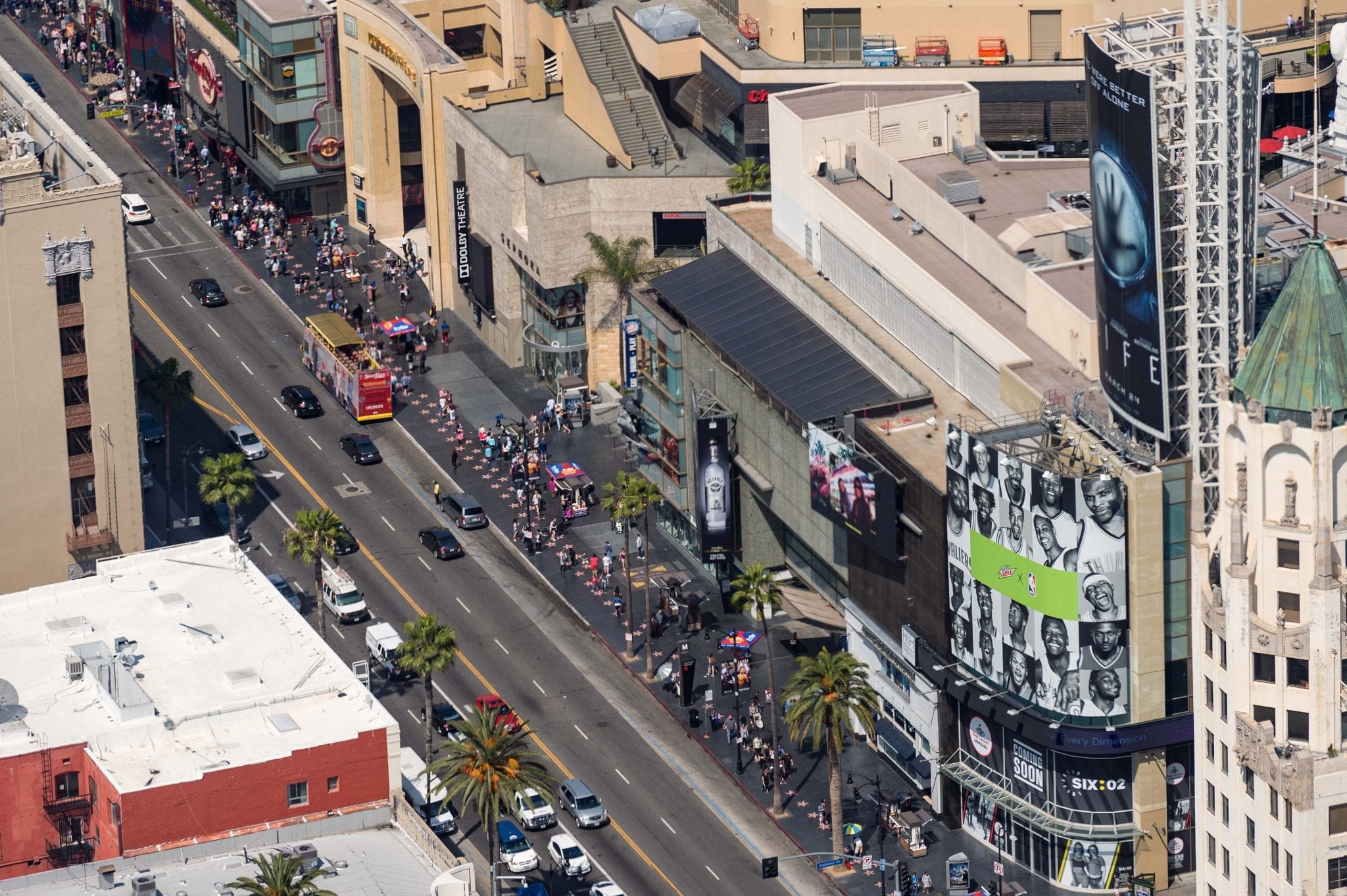 Entrada a la estación Hollywood/Highland y el Paseo de la Fama en Hollywood.